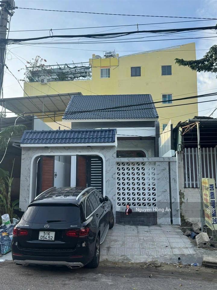 Bán nhà mái thái mặt tiền đường nguyễn chích dt 137,6m2, gần biển, dòng tiền thuê 15tr/th, 11,5 tỷ