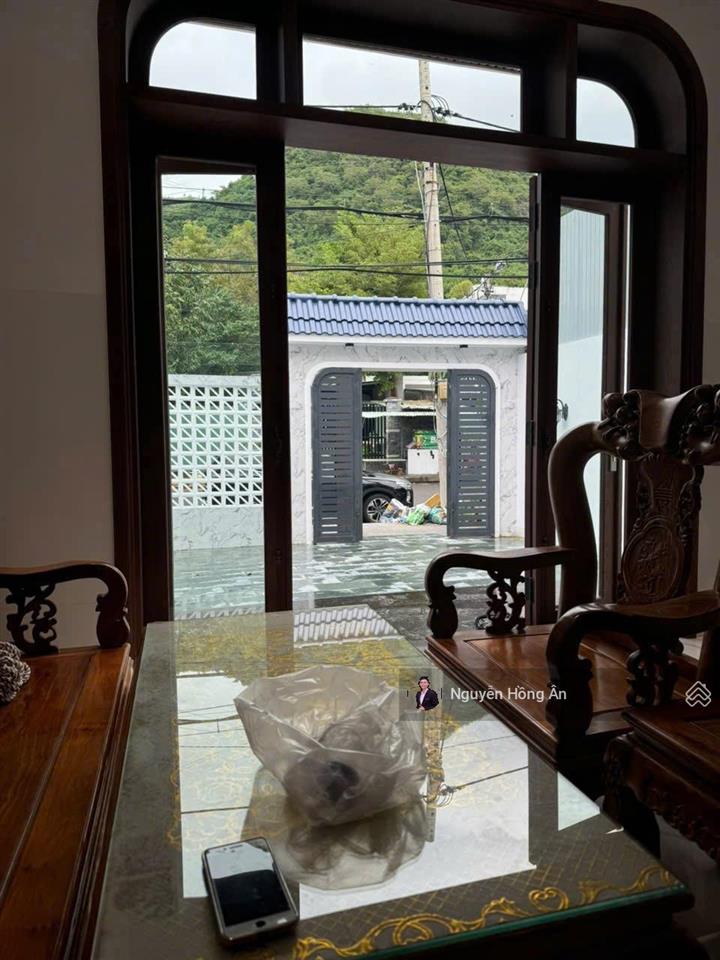 Bán nhà mái thái mặt tiền đường nguyễn chích dt 137,6m2, gần biển, dòng tiền thuê 15tr/th, 11,5 tỷ