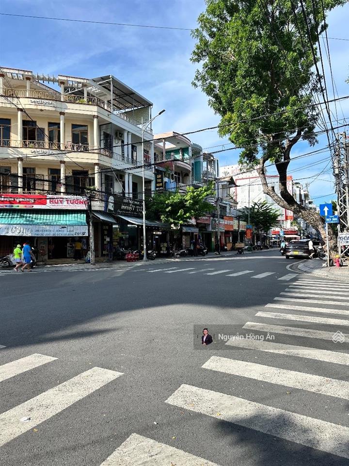 Bán đất tặng nhà 3 tầng lô góc ngô gia tự và bạch đằng  có dòng tiền thuê 9tr/tháng  270tr/m2 tl