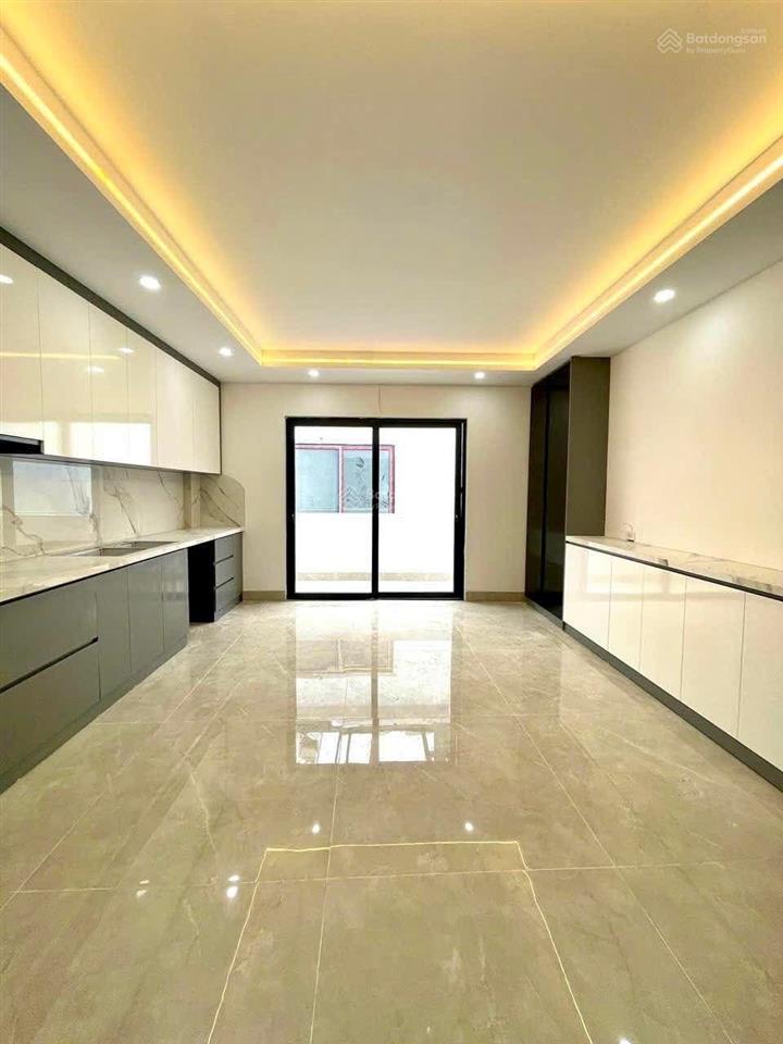 Hot  bán gấp nhà phố hoa lư, 5 tầng thang máy, gần phố, 50m ra công viên