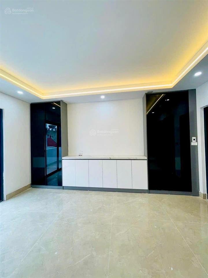 Hot  bán gấp nhà phố hoa lư, 5 tầng thang máy, gần phố, 50m ra công viên