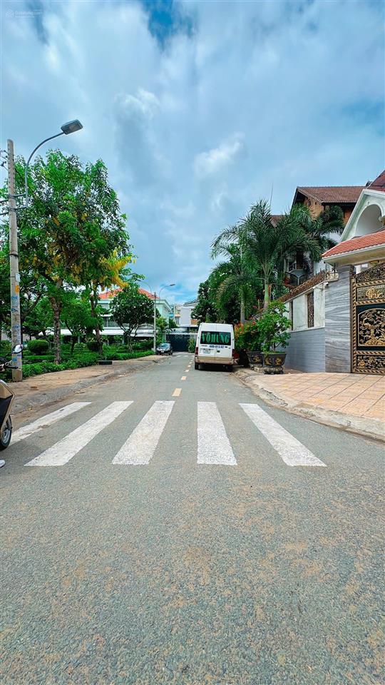 Quận 8, nhà 4 tầng, 3 phòng ngủ lớn, thích hợp cho gia đình đông người, khu vip cao cấp