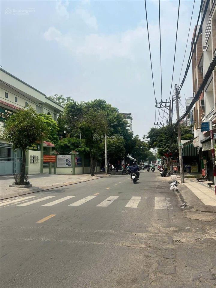 Nhà đẹp, đủ nội thất, hoàn công đủ, 4pn 5wc, nhà 2 mặt hẻm thông thoáng, gần chợ ngã tư bốn xã