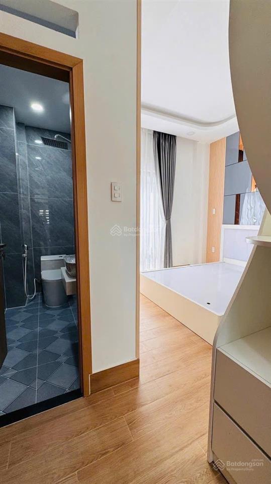 Nhà đẹp, đủ nội thất, hoàn công đủ, 4pn 5wc, nhà 2 mặt hẻm thông thoáng, gần chợ ngã tư bốn xã