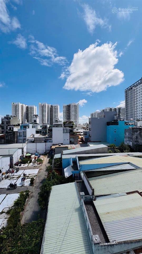 Nhà đẹp, đủ nội thất, hoàn công đủ, 4pn 5wc, nhà 2 mặt hẻm thông thoáng, gần chợ ngã tư bốn xã