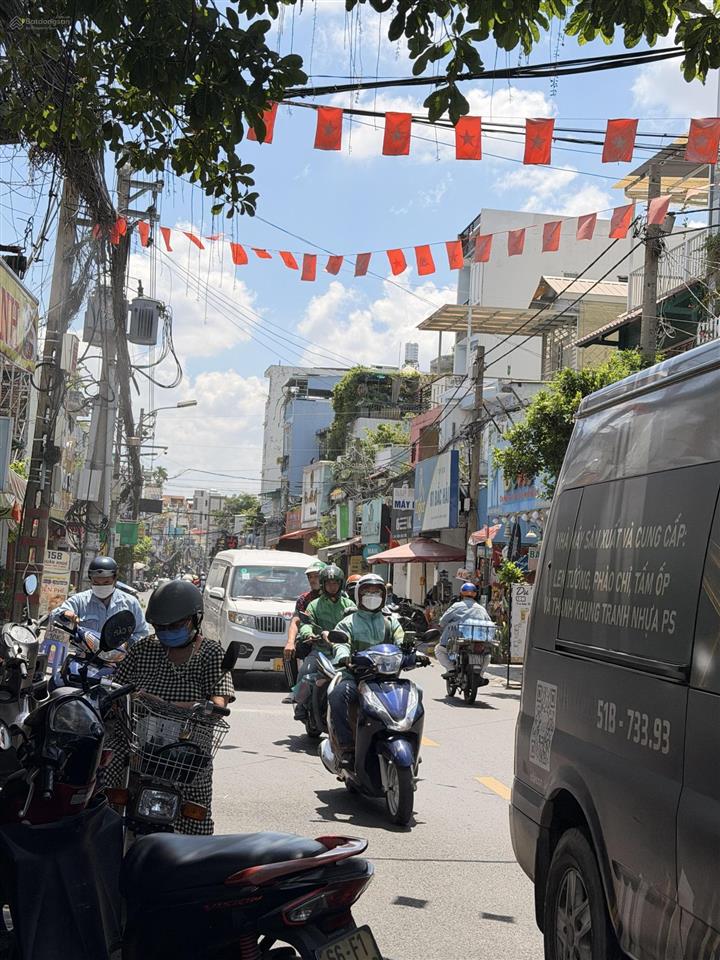 Nhà nhỏ đủ cho 1 gia đình nhỏ, hẻm xe hơi tới trước nhà, thích hợp cho thuê hoặc mua cho con đi học