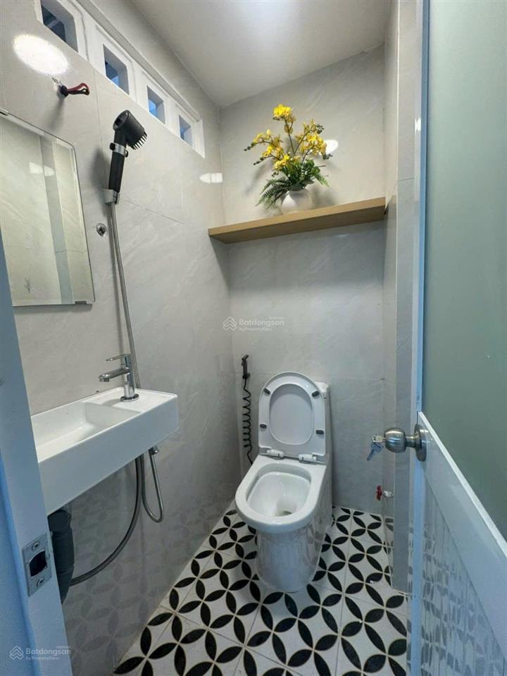 Nhà mới đẹp ở liền, trệt 1 lầu 1 lửng, 2 pn 2 wc, hẻm 4m5, gần chợ và trường học, khu phố ăn đêm