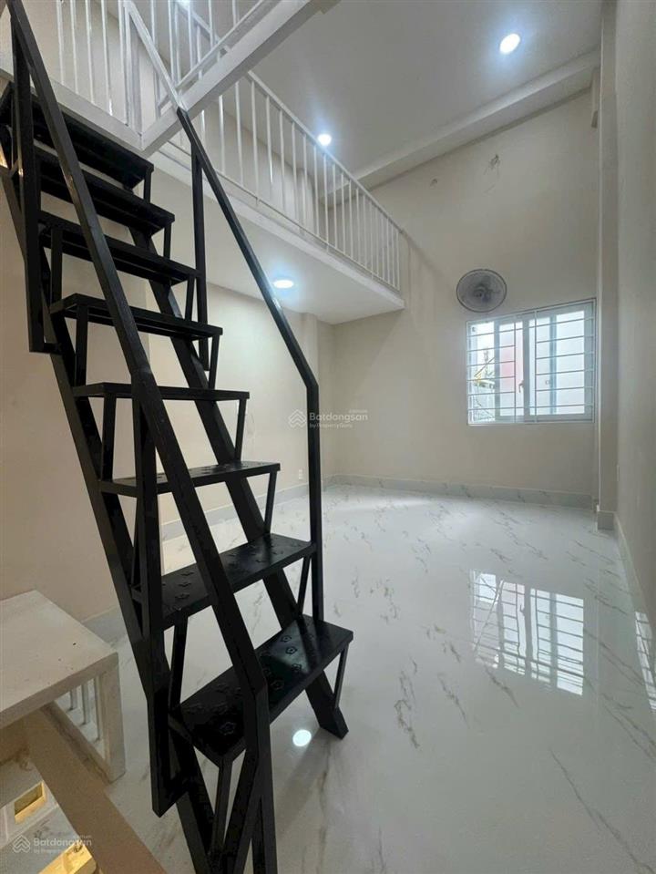Nhà mới đẹp ở liền, trệt 1 lầu 1 lửng, 2 pn 2 wc, hẻm 4m5, gần chợ và trường học, khu phố ăn đêm