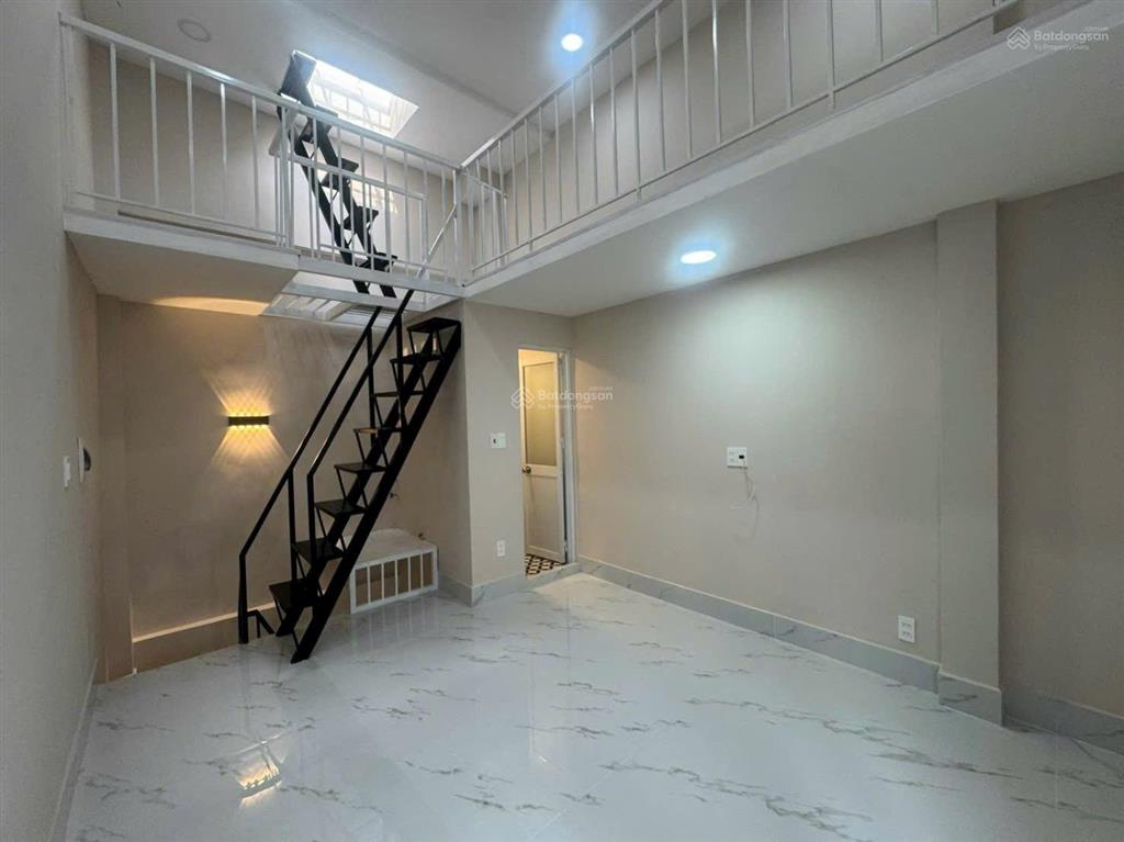 Nhà mới đẹp ở liền, trệt 1 lầu 1 lửng, 2 pn 2 wc, hẻm 4m5, gần chợ và trường học, khu phố ăn đêm