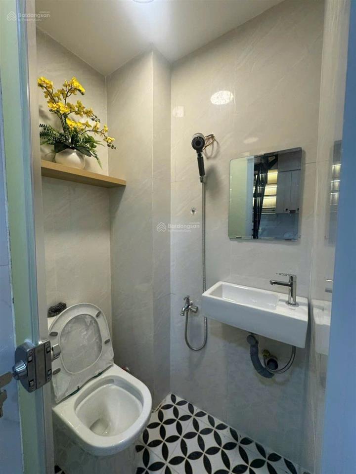 Nhà mới đẹp ở liền, trệt 1 lầu 1 lửng, 2 pn 2 wc, hẻm 4m5, gần chợ và trường học, khu phố ăn đêm