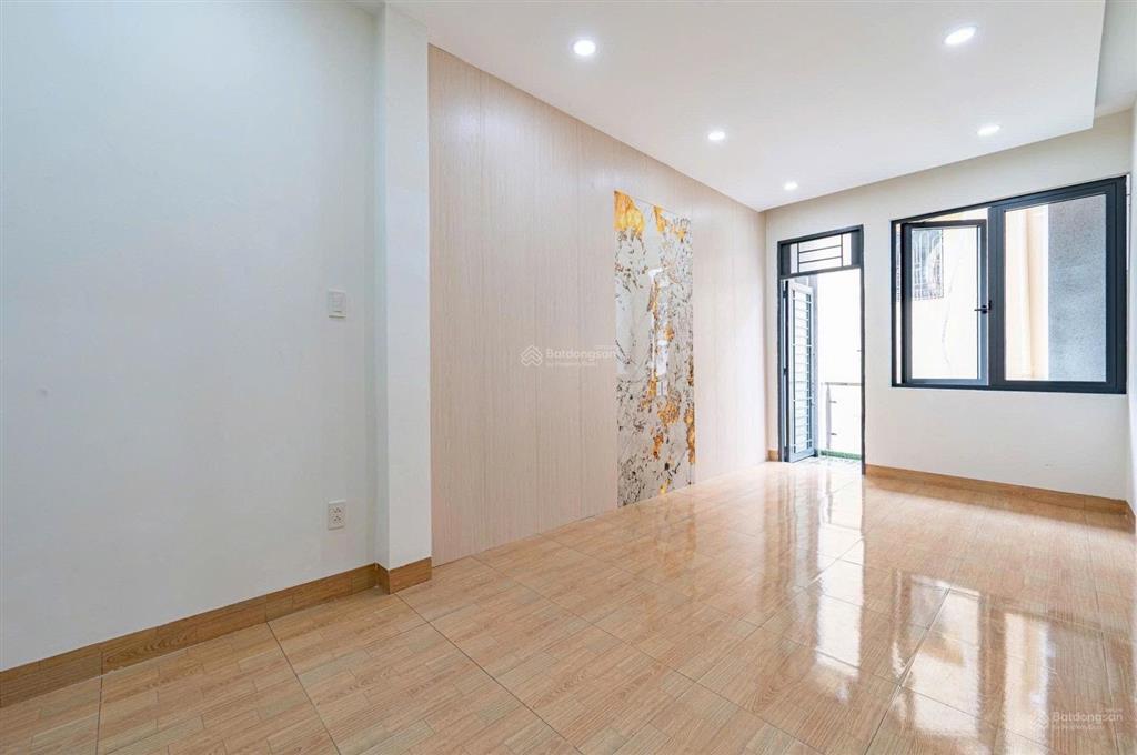 Nhà đẹp, kết cấu 5 tầng chắc chắn, hẻm xe máy thông qua trần phú, có hệ thống điện năng lượng mt