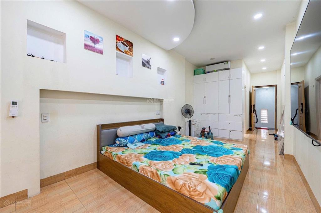 Nhà đẹp, kết cấu 5 tầng chắc chắn, hẻm xe máy thông qua trần phú, có hệ thống điện năng lượng mt