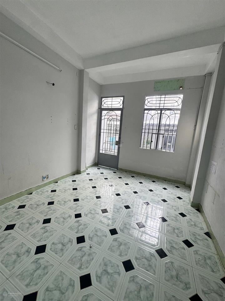 Chính chủ bán nhà 4 tầng, phòng ngủ rộng thoáng, thích hợp mua để ở hoặc cho thuê, gần chợ