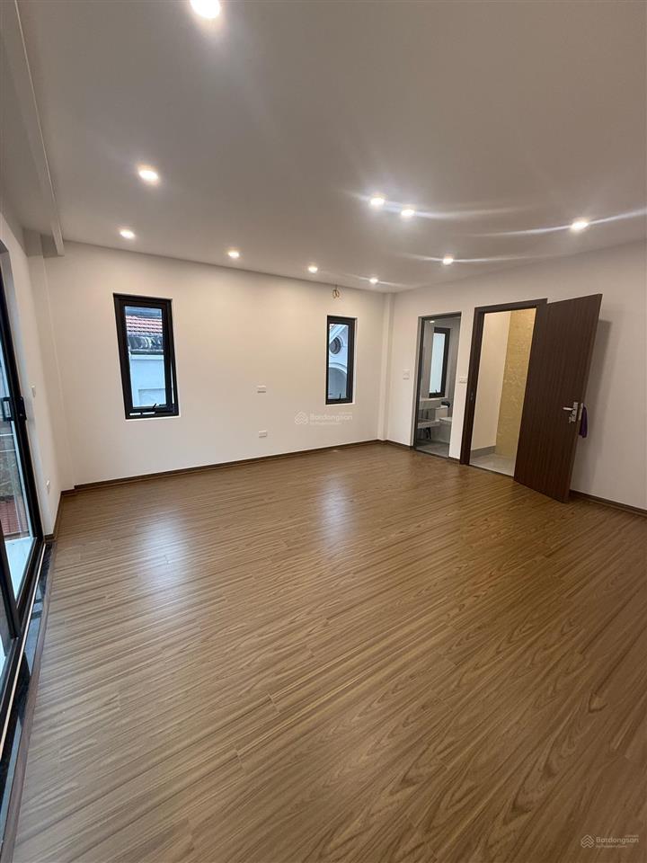 Nhà long biên 60m  thang máy  gần ô tô  giá 11.2 tỷ