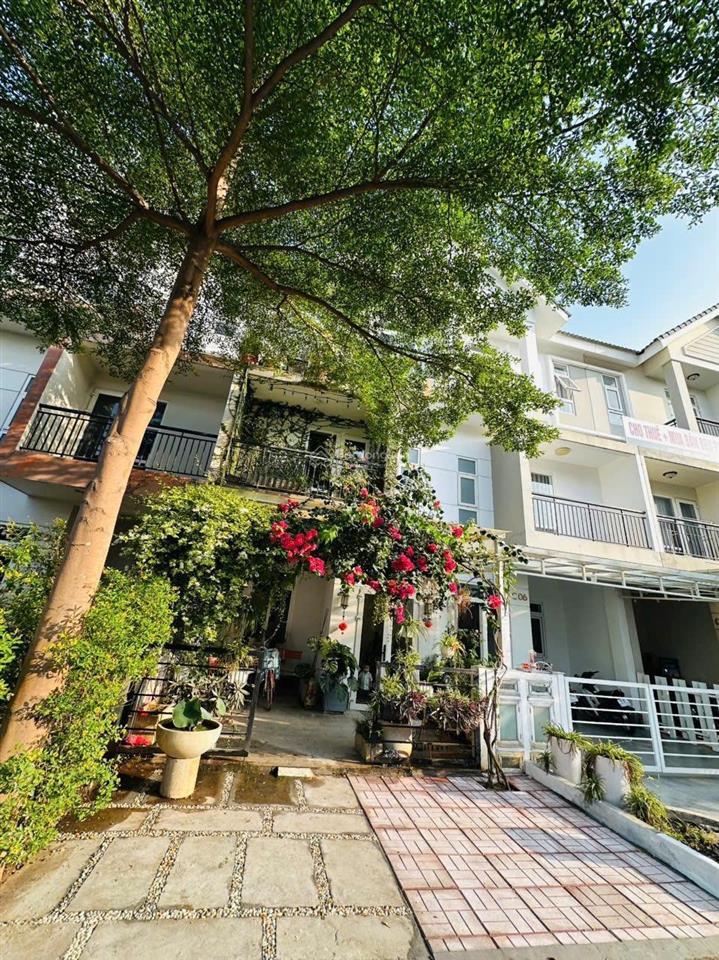 Bán gấp nhà 3 tầng park riverside  ngay trung tâm q9 sát q2  trục chính rộng 24m, tiện kinh doanh