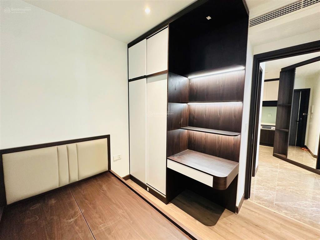 Bán nhanh cc 3pn 82m2 ở số 8 nguyên hồng, đã có sổ đỏ, để lại full nội thất như mới