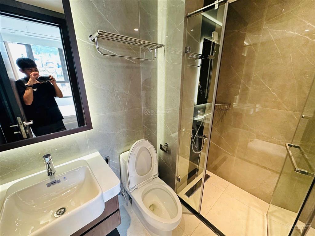 Bán nhanh cc 3pn 82m2 ở số 8 nguyên hồng, đã có sổ đỏ, để lại full nội thất như mới