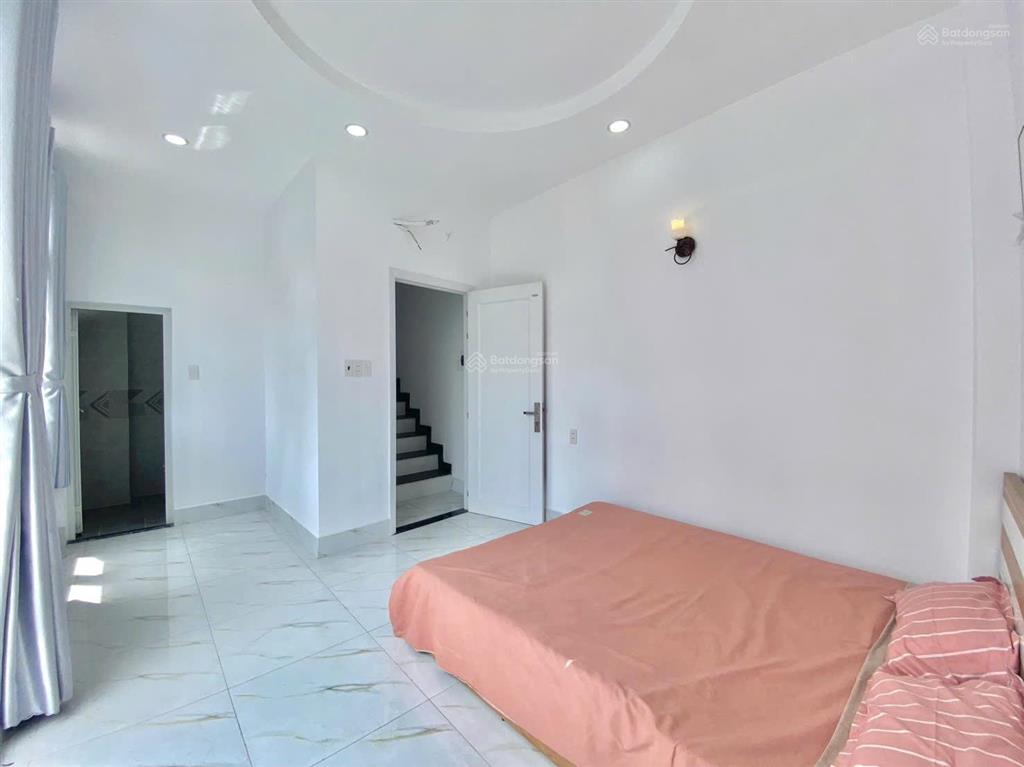 Bán nhà 2 lầu sân thượng 4pn giá 2,35tỷ đường liên khu 5  6 bình tân