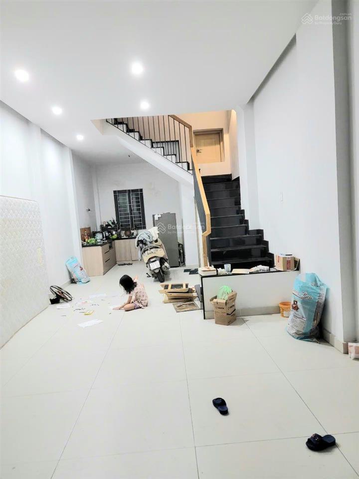 Cho thuê nhà 3 lầu còn mới có 3pn và 2 máy lạnh