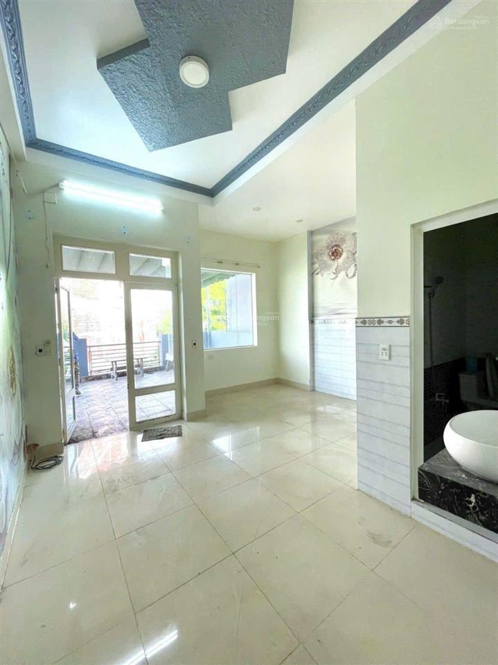 Bán nhà 80m2 ngang 5m sân để xe hơi. ban công sân thượng rộng 3pn