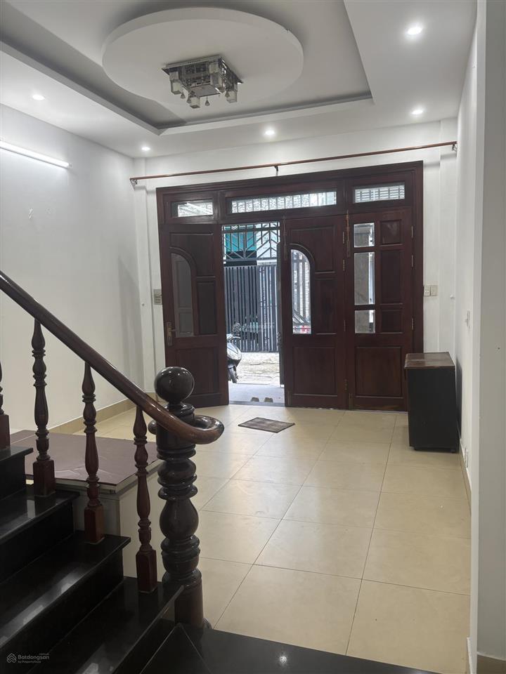 Cho thuê nhà 3 lầu 3 pn+1 phòng thờ giá 9tr/tháng