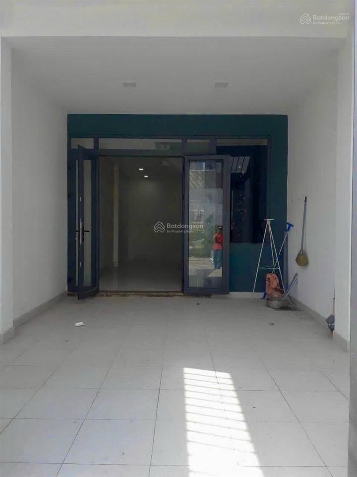 Cho thuê nhà 3 lầu 4pn, 5wc sân thượng giá 10tr/tháng