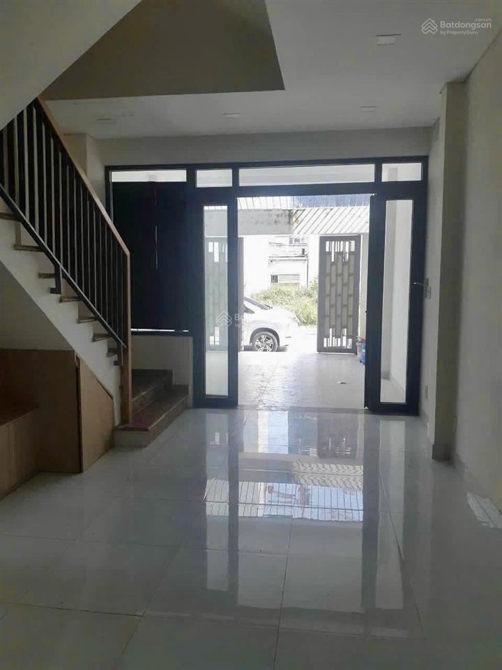 Cho thuê nhà 3 lầu 4pn, 5wc sân thượng giá 10tr/tháng