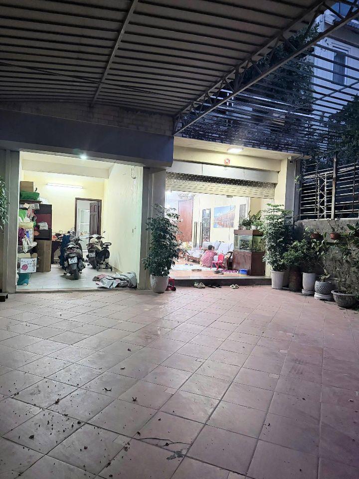 Cho thuê nhà Giải Phóng, Hoàng Mai 180m x 4T(XD 80M) VỈA HÈ, OTO giá 42 triệu