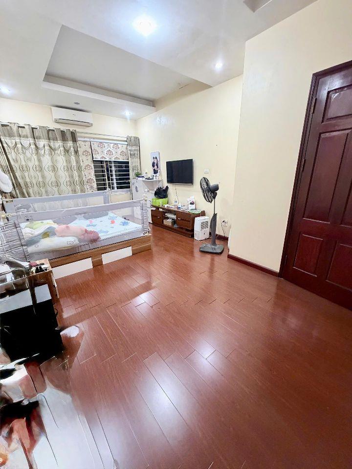 Cho thuê nhà Giải Phóng, Hoàng Mai 180m x 4T(XD 80M) VỈA HÈ, OTO giá 42 triệu