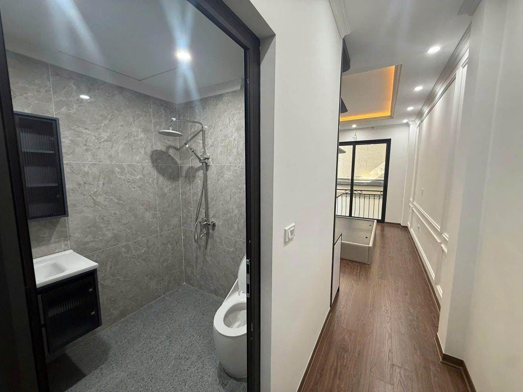Cho thuê nhà ngõ 38 Xuân La, Tây Hồ 32m x 5T THANH MÁY, NHÀ ĐẸP, FULL ĐỒ giá 19tr