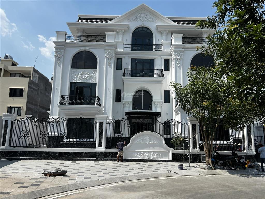 Cần cho thuê tòa nhà văn phòng mới keng 1200m2 sàn suốt  300tr