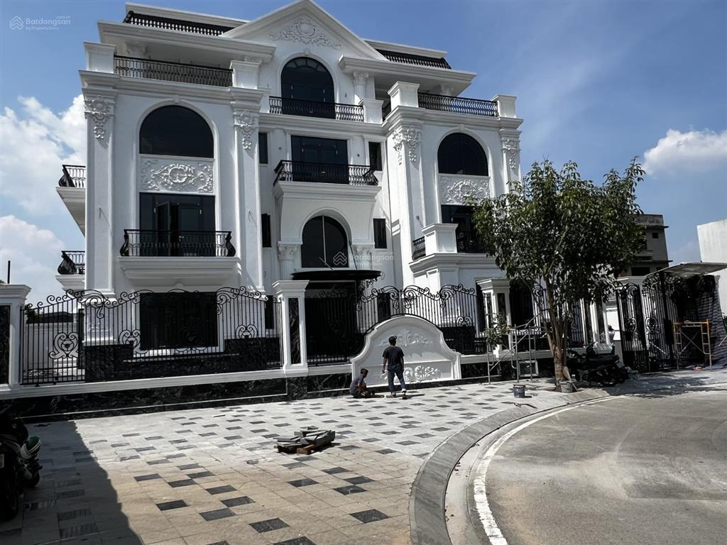 Cần cho thuê tòa nhà văn phòng mới keng 1200m2 sàn suốt  300tr