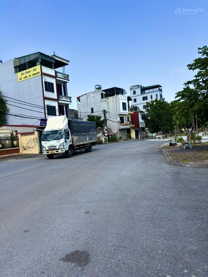 Nhà lô góc yên mỹ 104,2m2  12,5 tỷ  kinh doanh  ô tô tránh