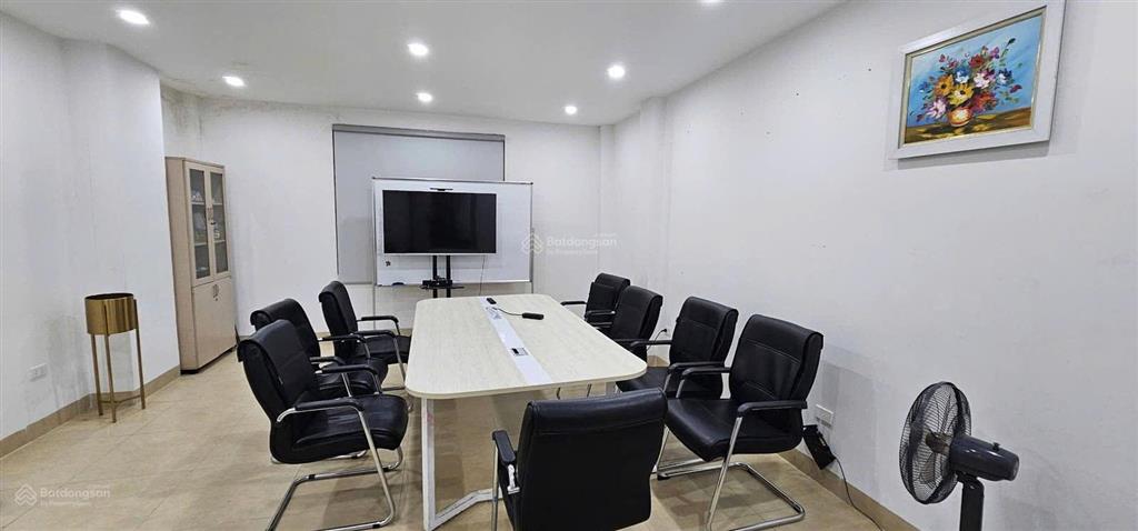 Cho thuê nhà ngõ 61 hoàng cầu 64m x 5t giá 20tr/th vỉa hè ô tô tránh kinh doanh