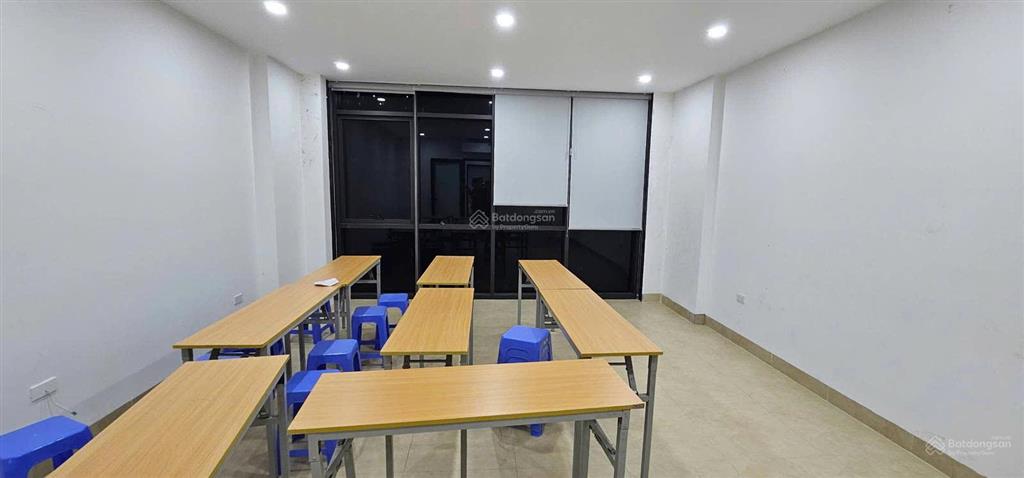 Cho thuê nhà ngõ 61 hoàng cầu 64m x 5t giá 20tr/th vỉa hè ô tô tránh kinh doanh
