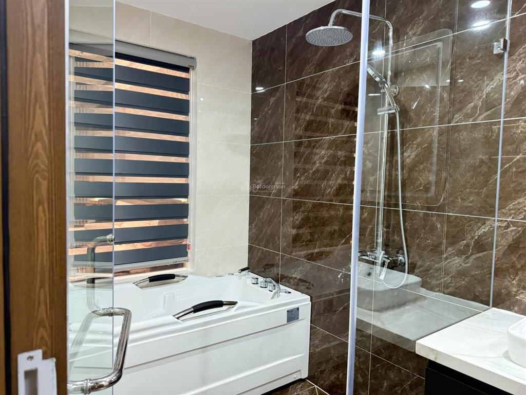 Cho thuê nhà ngõ 160 hào nam 65m2 x 5t, giá 15tr/th ô tô đỗ cửa, kinh doanh