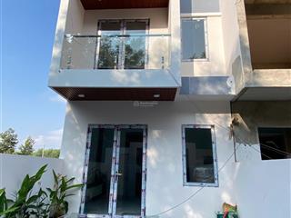 Nhà lầu có sân vườn ở sau cách kcn giang điền 3 phút  đón đầu sân bay long thành