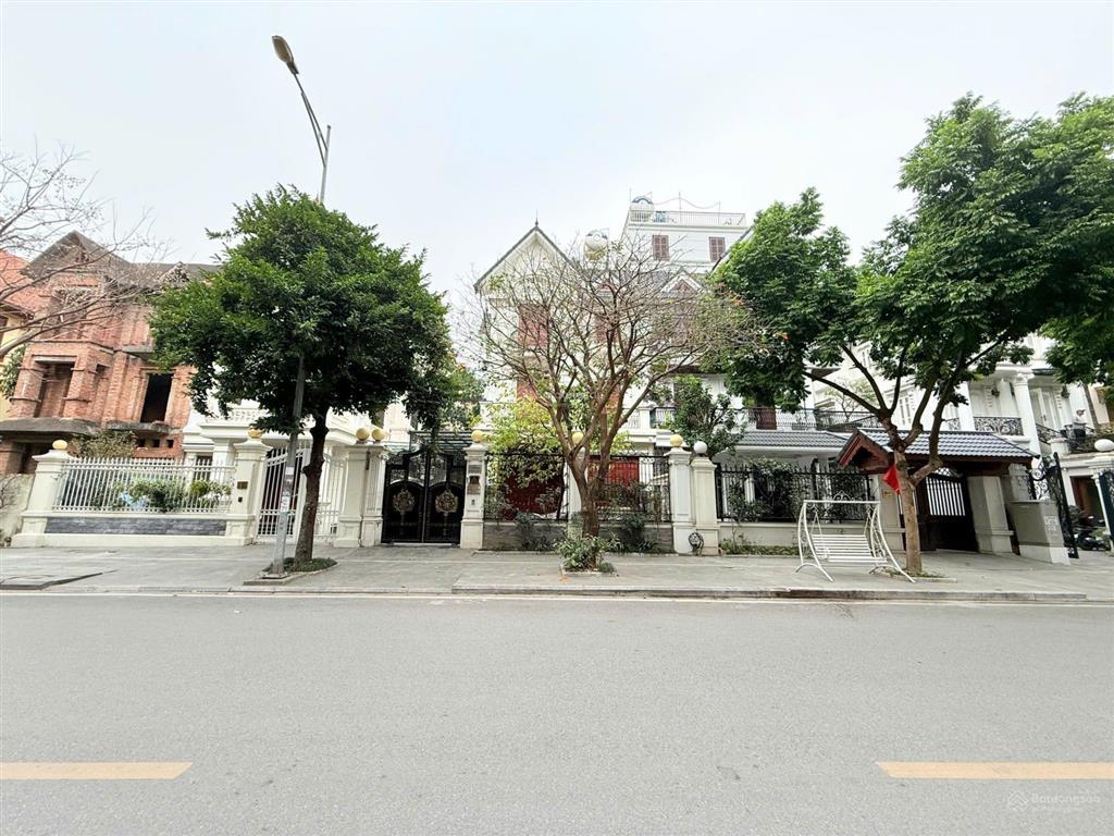 Cần bán biệt thự 155m2  44.5tỷ, 4 tầng khu đô thị việt hưng  gần trường liên cấp marie curie