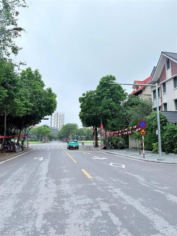 Bán biệt thự 240m2 bt08 khu đô thị việt hưng view công viên  hàng xóm trường marie curie