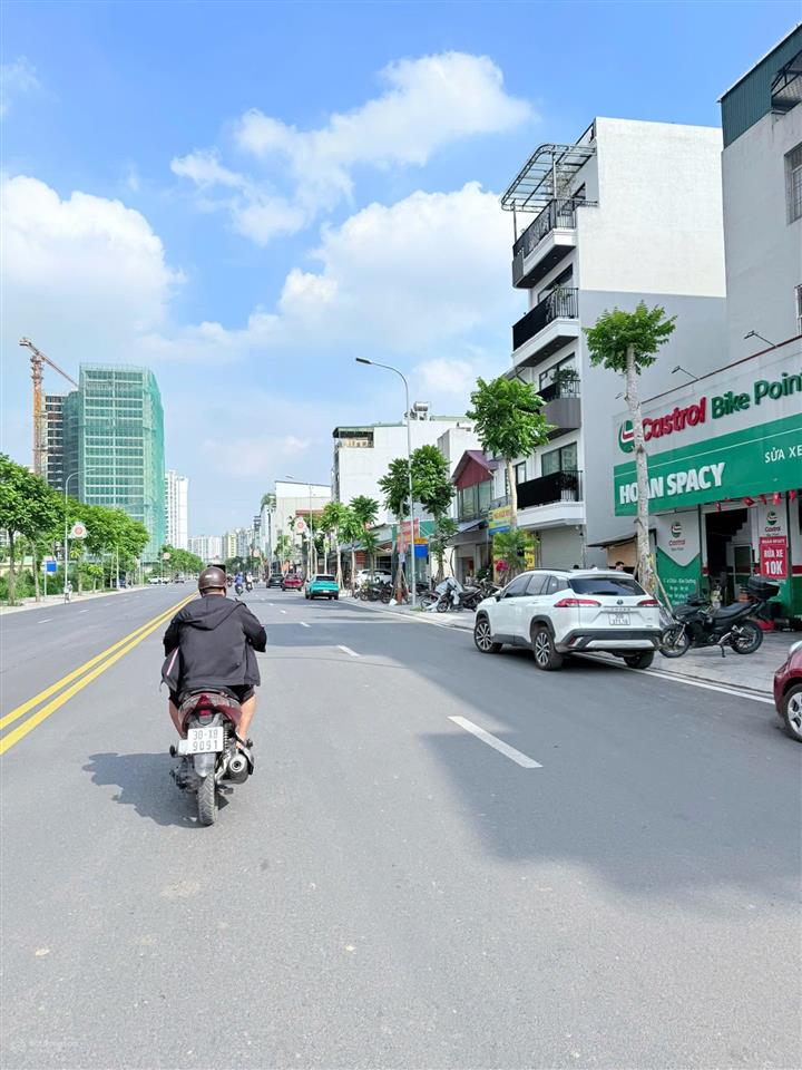 Bán đất 200m2, mặt tiền 8m, mặt đường ngọc động  gia lâm. đường vỉa hè rộng phù hợp kinh doanh