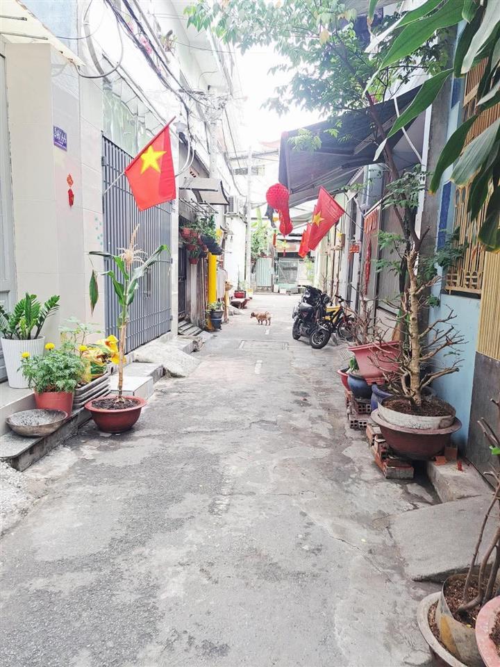 Giá quá rẻ chỉ 4 tỷ  1 lầu  2pn  gần chợ lê văn quới  giáp ngã tư bốn xã