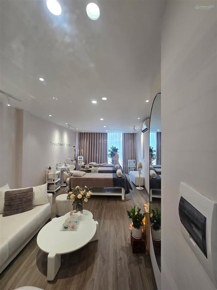 Mặt phố quận cầu giấy thang máy vỉa hè rộng  kinh doanh