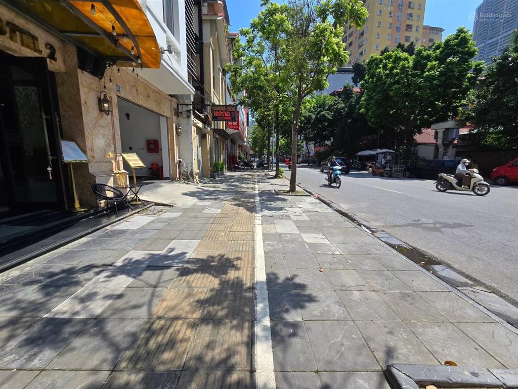 Mặt phố quận cầu giấy thang máy vỉa hè rộng  kinh doanh