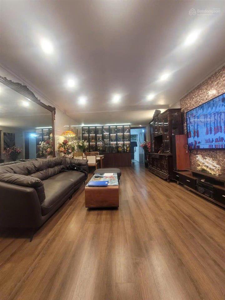 Mặt phố hồng hà hoàn kiếm 140m 3 tầng mặt tiền 4,5m kinh doanh bất chấp thể loại, vỉa hè rộng