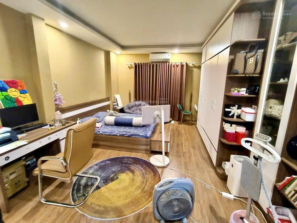 Nhà đẹp ở ngay trung tâm cầu giấy 45m5 tầng mặt tiền 4,5m ngõ thông vài bước ra phố hiếm có