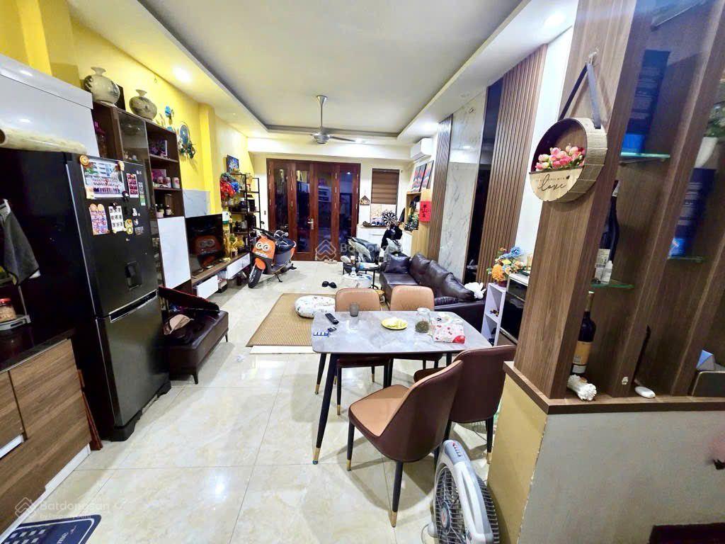Nhà đẹp ở ngay trung tâm cầu giấy 45m5 tầng mặt tiền 4,5m ngõ thông vài bước ra phố hiếm có
