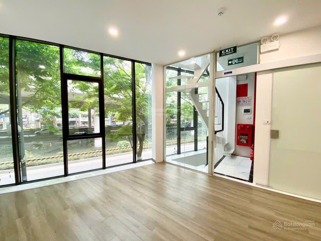 Mặt đường phạm văn đồng, 9 tầng thang máy, thông sàn, mặt tiền 6,5m, kinh doanh văn phòng showroom