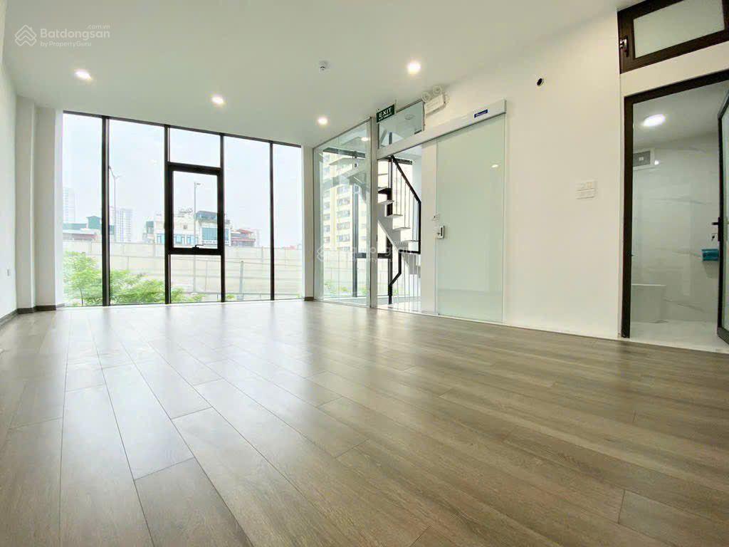 Mặt đường phạm văn đồng, 9 tầng thang máy, thông sàn, mặt tiền 6,5m, kinh doanh văn phòng showroom