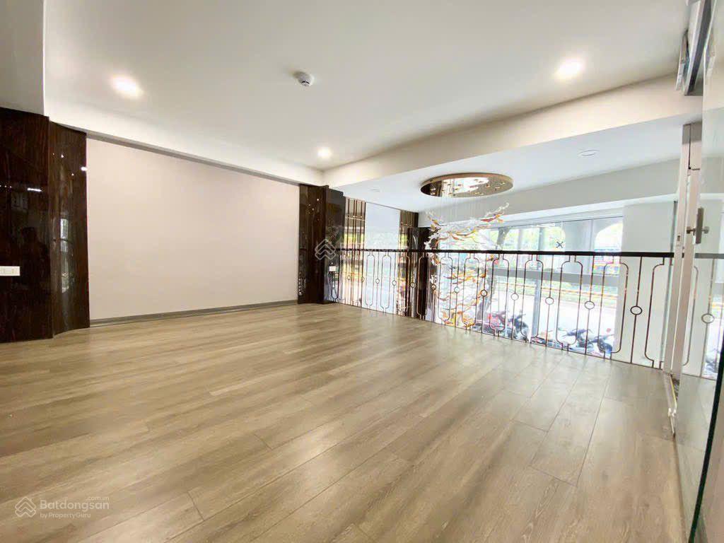 Mặt đường phạm văn đồng, 9 tầng thang máy, thông sàn, mặt tiền 6,5m, kinh doanh văn phòng showroom