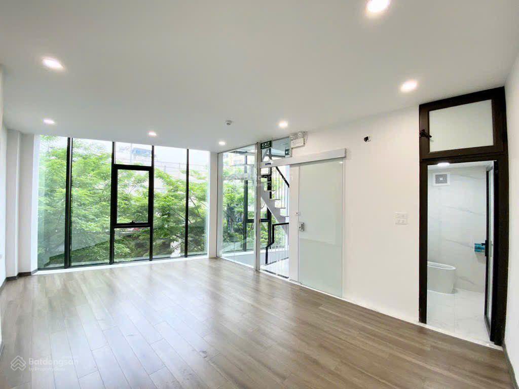 Mặt đường phạm văn đồng, 9 tầng thang máy, thông sàn, mặt tiền 6,5m, kinh doanh văn phòng showroom
